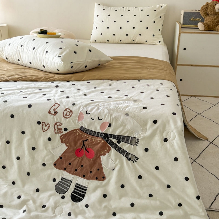 91家纺网 家纺一手货源 找家纺 鸣升家纺  2025新款精梳全棉纯棉绣花夏被夏凉被空调被 波点兔