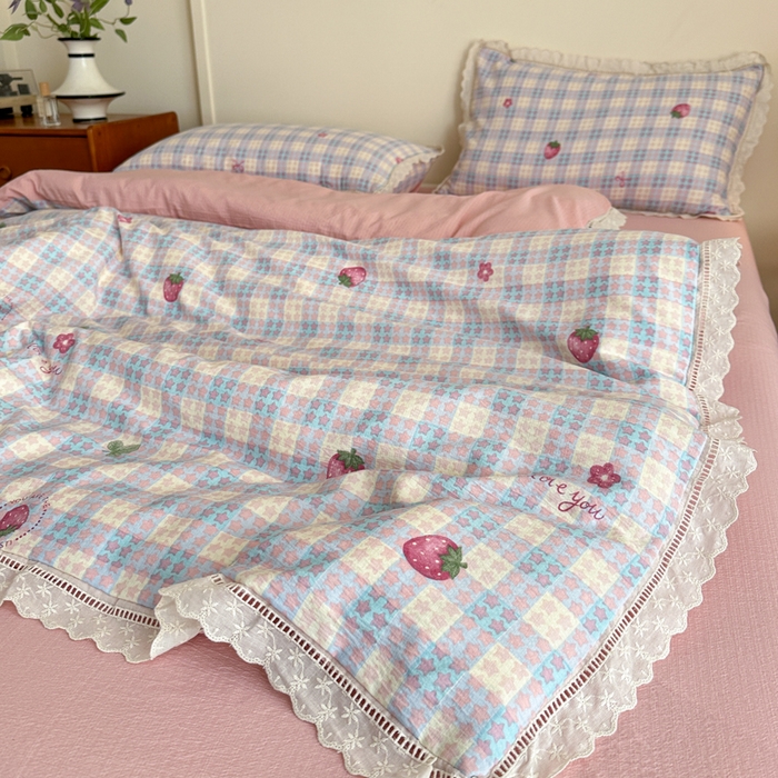 91家纺网 家纺一手货源 找家纺 一霖家纺 2025新款云感双层纱花边款四件套 草莓少女