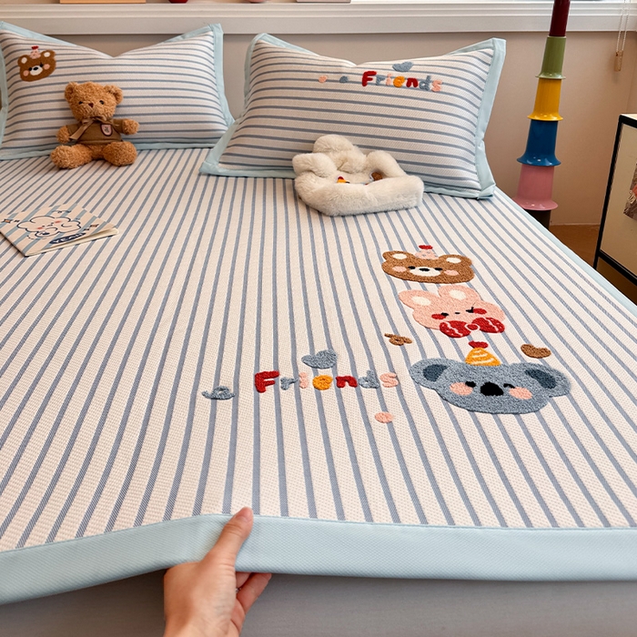 91家纺网 家纺一手货源 找家纺 蓝邻家纺 2025年新款PE提花卡通毛巾绣凉席系列场景二 熊熊伙伴