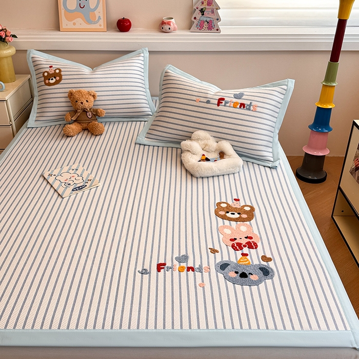 91家纺网 家纺一手货源 找家纺 蓝邻家纺 2025年新款PE提花卡通毛巾绣凉席系列场景二 熊熊伙伴