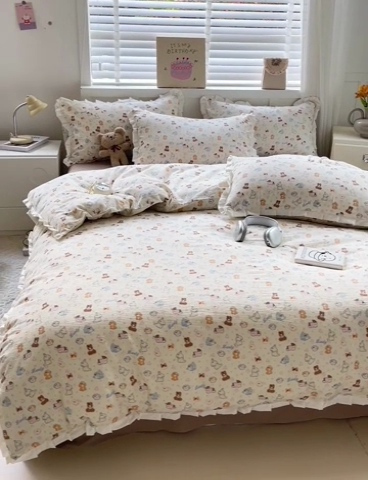 91家纺网 家纺一手货源 找家纺 优选良品 2025新款直播热款赫本风皱皱双层纱花边款针织皱皱纱法式印花吊边床单三件套床笠四件套 开心乐园