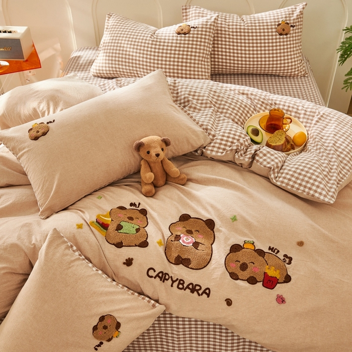 91家纺网 家纺一手货源 找家纺 徕米家居  2025新款色织全棉水洗棉毛巾绣四件套 卡皮巴拉-咖