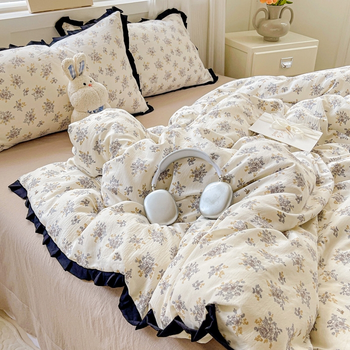 91家纺网 家纺一手货源 找家纺 优选 2025新款直播热款赫本风花边款针织皱皱纱法式印花吊边床单三件套床笠四件套 白茶