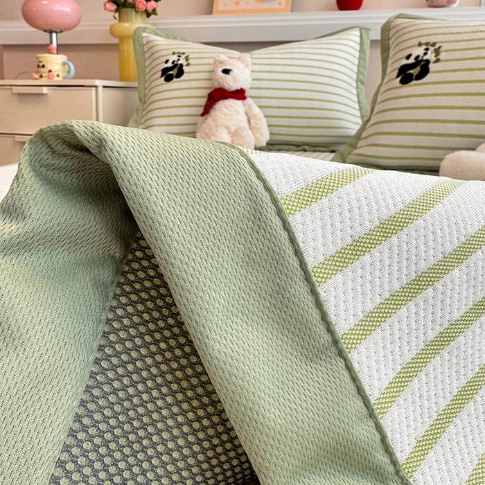 91家纺网 家纺一手货源 找家纺 蓝邻家纺 2025年新款PE提花卡通毛巾绣凉席系列场景二 花花