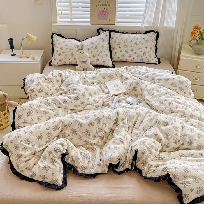 91家纺网 家纺一手货源 找家纺 优选 2025新款直播热款赫本风花边款针织皱皱纱法式印花吊边床单三件套床笠四件套 白茶