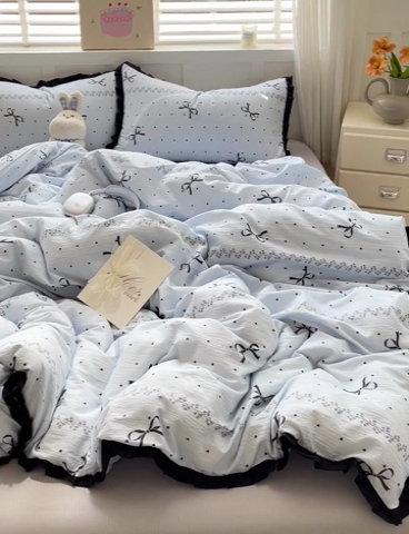 91家纺网 家纺一手货源 找家纺 优选 2025新款直播热款赫本风花边款针织皱皱纱法式印花吊边床单三件套床笠四件套 爱心蝴蝶结-蓝