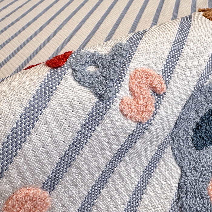 91家纺网 家纺一手货源 找家纺 蓝邻家纺 2025年新款PE提花卡通毛巾绣凉席系列场景二 熊熊伙伴