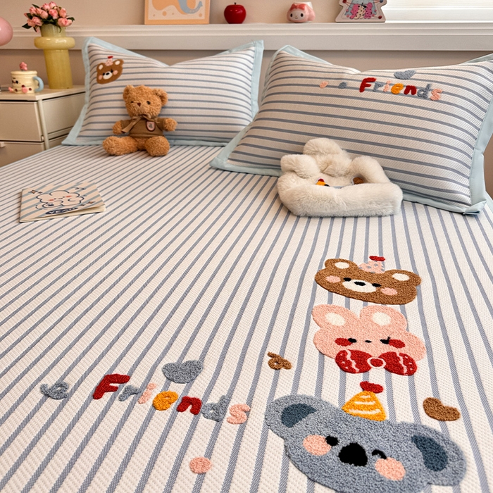 91家纺网 家纺一手货源 找家纺 蓝邻家纺 2025年新款PE提花卡通毛巾绣凉席系列场景二 熊熊伙伴