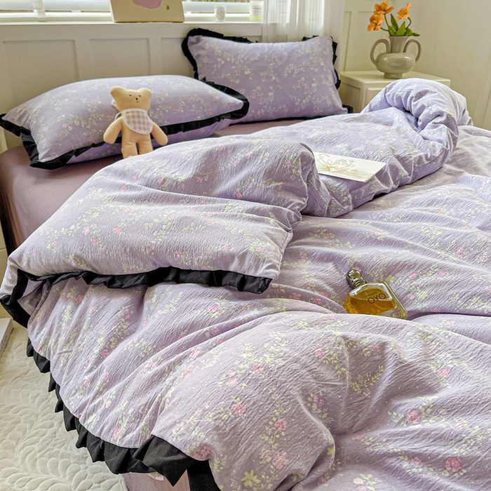 91家纺网 家纺一手货源 找家纺 优选 2025新款直播热款赫本风花边款针织皱皱纱法式印花吊边床单三件套床笠四件套 艾薇紫