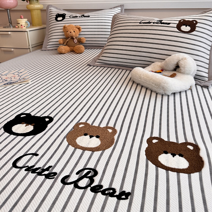 91家纺网 家纺一手货源 找家纺 蓝邻家纺 2025年新款PE提花卡通毛巾绣凉席系列场景二 邦尼熊