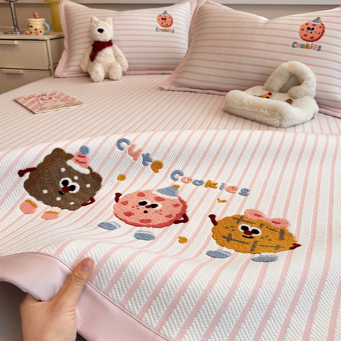 91家纺网 家纺一手货源 找家纺 蓝邻家纺 2025年新款PE提花卡通毛巾绣凉席系列场景二 趣多多