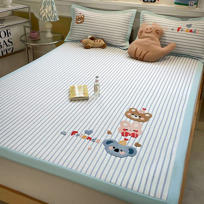 91家纺网 家纺一手货源 找家纺 2025年新款PE提花卡通毛巾绣凉席系列场景一 熊熊伙伴