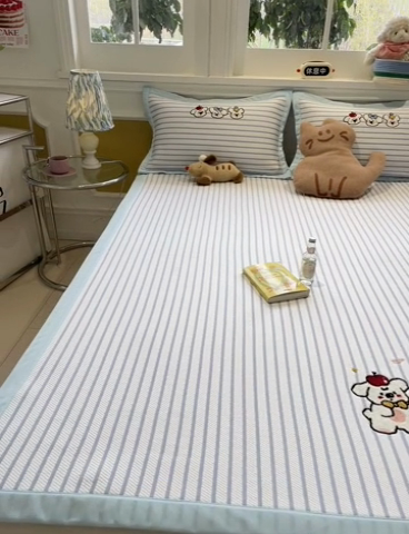 91家纺网 家纺一手货源 找家纺 2025年新款PE提花卡通毛巾绣凉席系列场景一 欢乐小狗