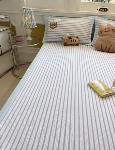 91家纺网 家纺一手货源 找家纺 2025年新款PE提花卡通毛巾绣凉席系列场景一 熊熊伙伴