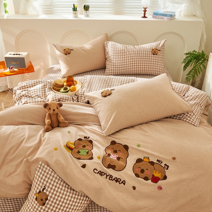 91家纺网 家纺一手货源 找家纺 徕米家居  2025新款色织全棉水洗棉毛巾绣四件套 卡皮巴拉-咖