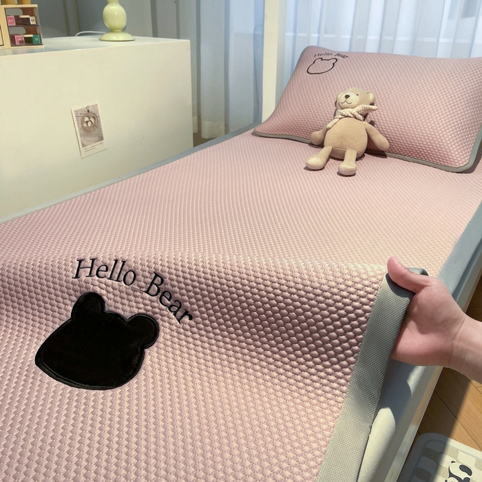 91家纺网 家纺一手货源 找家纺 （总）梵朴 2025新款凉感PE冰豆豆贴布绣凉席-学生床