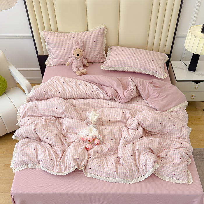 91家纺网 家纺一手货源 找家纺 竹合家纺 2025新款云感皱皱四件套-镂空花边款法式 花边款-彩格樱桃