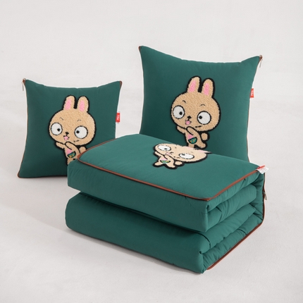 91家纺网 家纺一手货源 找家纺 宝马家纺（原梦童画）2025新款毛巾绣阿狸四季款抱枕被 可爱兔-松石绿