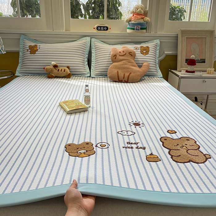 91家纺网 家纺一手货源 找家纺 2025年新款PE提花卡通毛巾绣凉席系列场景一 幸运狗