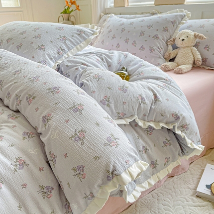 91家纺网 家纺一手货源 找家纺 （总）优选良品 2025新款直播热款赫本风皱皱双层纱花边款针织皱皱纱法式印花吊边床单三件套床笠四件套（提供买家秀）