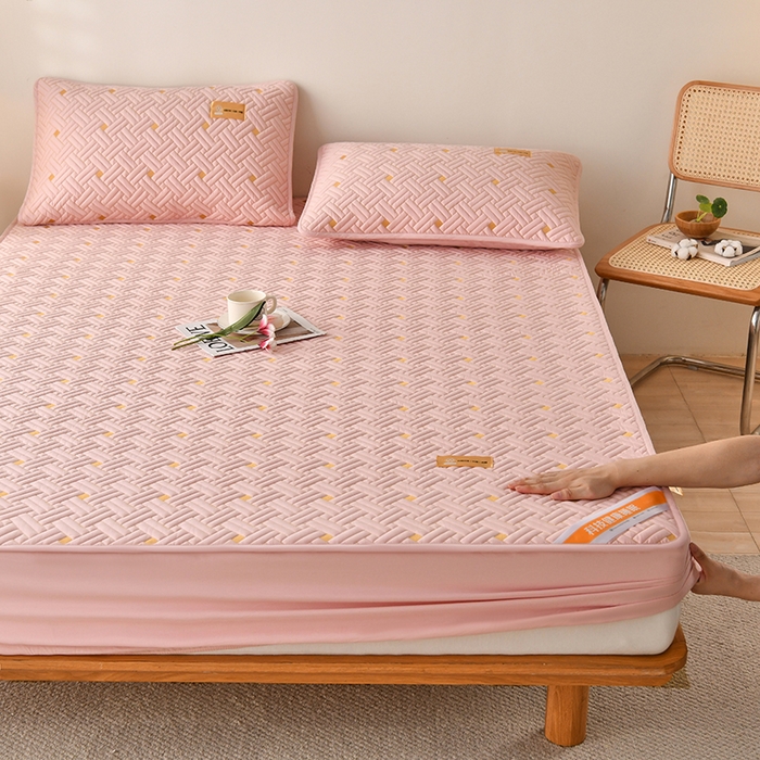 91家纺网 家纺一手货源 找家纺 鑫钰 2025新款防水隔尿全棉纯棉大豆夹棉刺绣床笠直播热款 鑫绣阁-豆蔻粉（ 加强透气款 ）