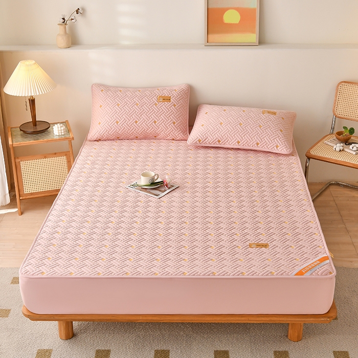 91家纺网 家纺一手货源 找家纺 鑫钰 2025新款防水隔尿全棉纯棉大豆夹棉刺绣床笠直播热款 鑫绣阁-豆蔻粉（ 加强透气款 ）