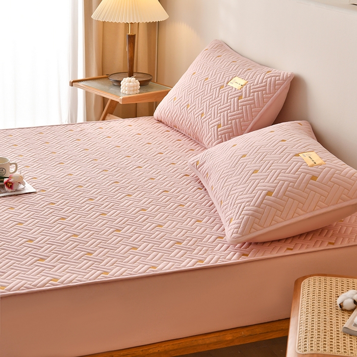 91家纺网 家纺一手货源 找家纺 鑫钰 2025新款防水隔尿全棉纯棉大豆夹棉刺绣床笠直播热款 鑫绣阁-豆蔻粉（ 加强透气款 ）