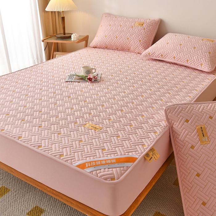 91家纺网 家纺一手货源 找家纺 鑫钰 2025新款防水隔尿全棉纯棉大豆夹棉刺绣床笠直播热款 鑫绣阁-豆蔻粉（ 加强透气款 ）