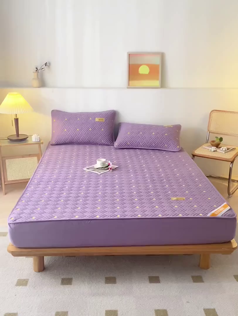 91家纺网 家纺一手货源 找家纺 鑫钰 2025新款防水隔尿全棉纯棉大豆夹棉刺绣床笠直播热款 鑫绣阁-星云紫（ 加强透气款 ）