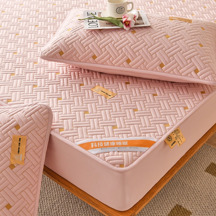 91家纺网 家纺一手货源 找家纺 鑫钰 2025新款防水隔尿全棉纯棉大豆夹棉刺绣床笠直播热款 鑫绣阁-豆蔻粉（防水款）