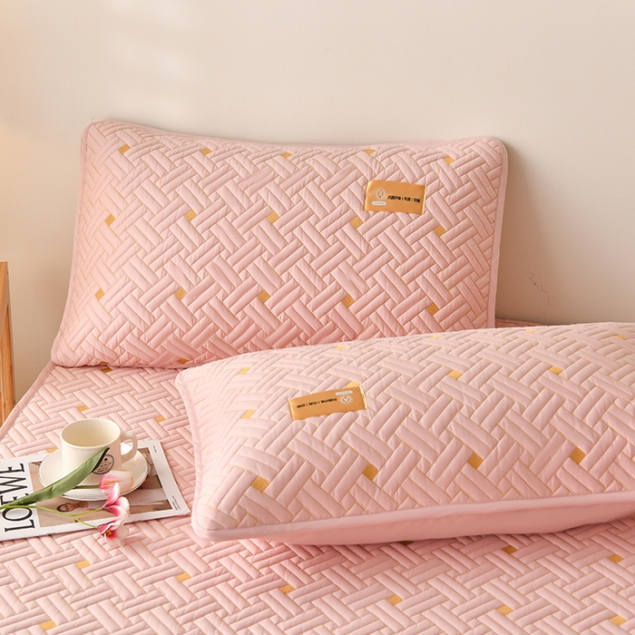 91家纺网 家纺一手货源 找家纺 鑫钰 2025新款防水隔尿全棉纯棉大豆夹棉刺绣床笠直播热款 鑫绣阁-豆蔻粉（防水款）