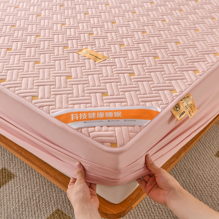 91家纺网 家纺一手货源 找家纺 鑫钰 2025新款防水隔尿全棉纯棉大豆夹棉刺绣床笠直播热款 鑫绣阁-豆蔻粉（防水款）