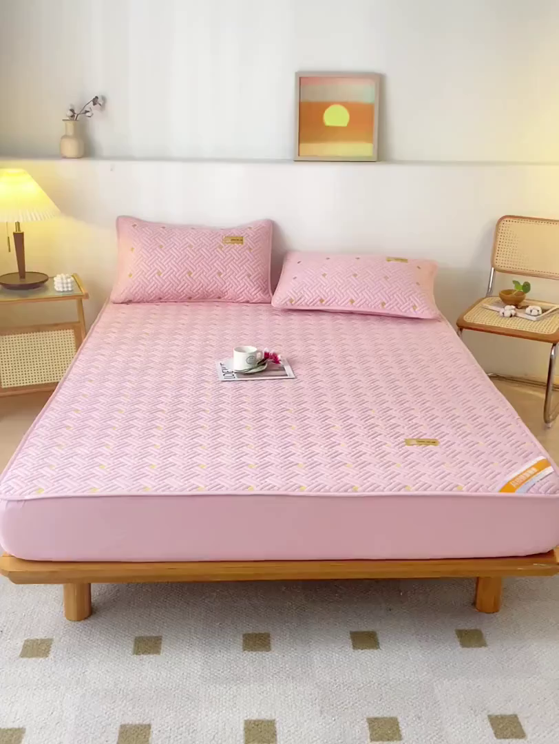 91家纺网 家纺一手货源 找家纺 鑫钰 2025新款防水隔尿全棉纯棉大豆夹棉刺绣床笠直播热款 鑫绣阁-豆蔻粉（防水款）