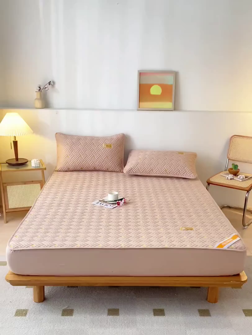 91家纺网 家纺一手货源 找家纺 鑫钰 2025新款防水隔尿全棉纯棉大豆夹棉刺绣床笠直播热款 鑫绣阁-卡其（防水款）