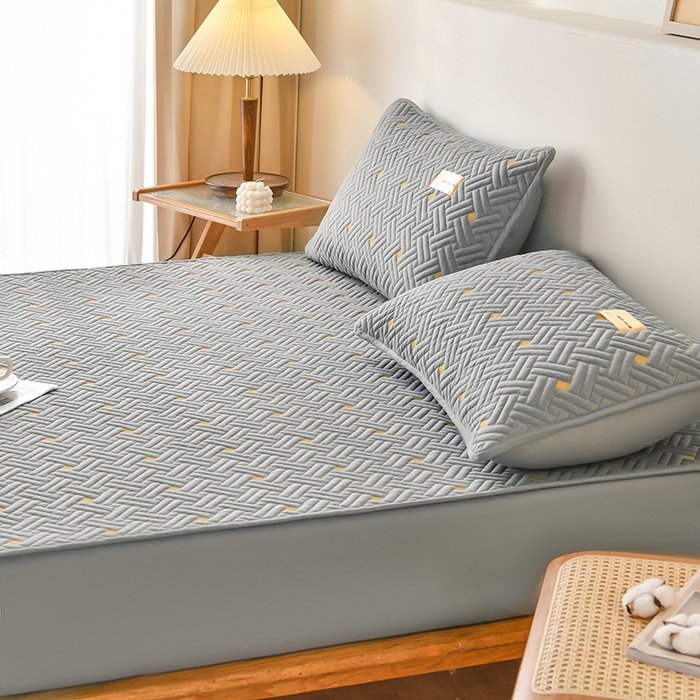 91家纺网 家纺一手货源 找家纺 鑫钰 2025新款防水隔尿全棉纯棉大豆夹棉刺绣床笠直播热款 鑫绣阁-气质灰（防水款）