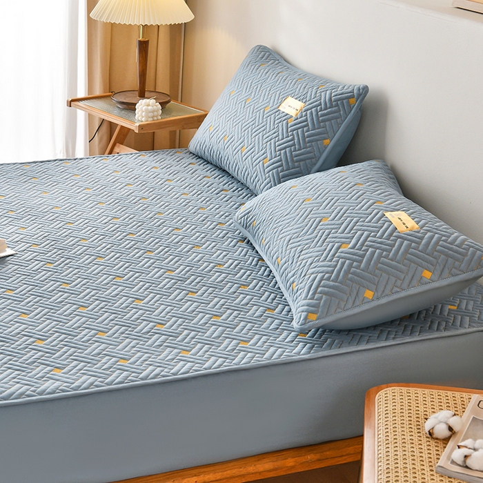 91家纺网 家纺一手货源 找家纺 鑫钰 2025新款防水隔尿全棉纯棉大豆夹棉刺绣床笠直播热款 鑫绣阁-银河蓝（防水款）