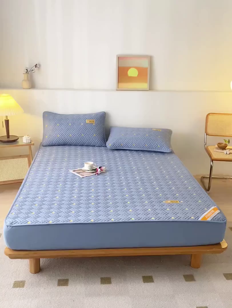 91家纺网 家纺一手货源 找家纺 鑫钰 2025新款防水隔尿全棉纯棉大豆夹棉刺绣床笠直播热款 鑫绣阁-银河蓝（防水款）