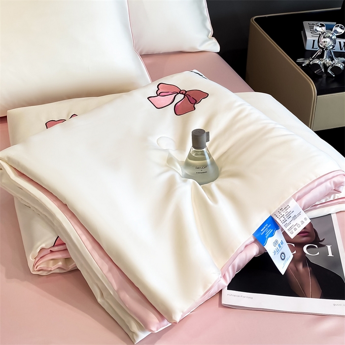 91家纺网 家纺一手货源 找家纺 小久久（小九九） 2025新款水洗真丝夏被四件套-满绣系列