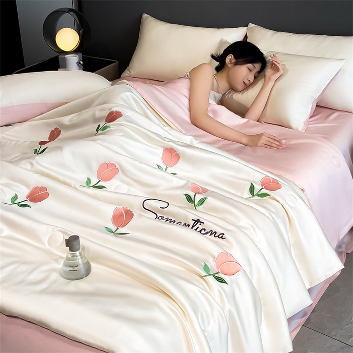 91家纺网 家纺一手货源 找家纺 小久久（小九九） 2025新款水洗真丝夏被四件套-满绣系列