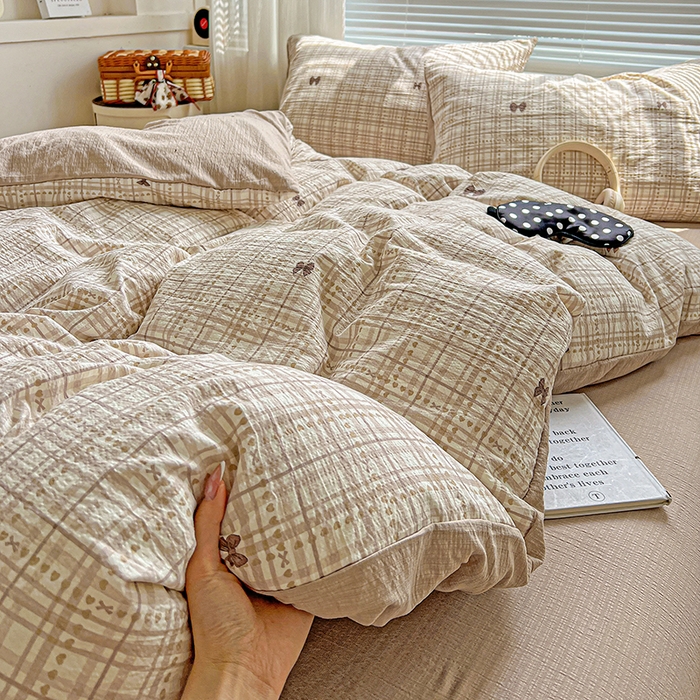 91家纺网 家纺一手货源 找家纺 金梦拉家纺 2025新款提花纱布棉双层纱皱皱纱四件套 咖调蝴蝶结