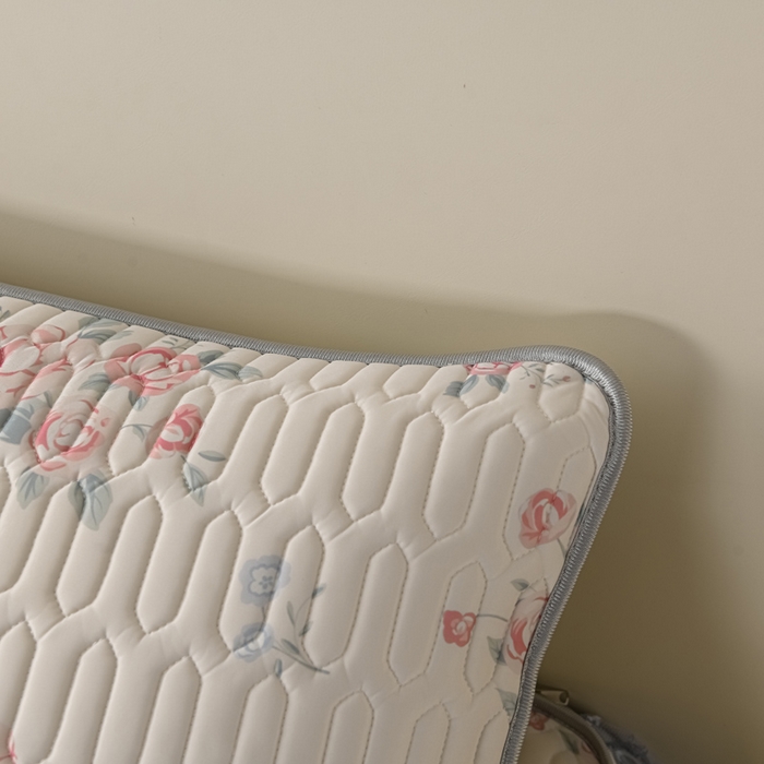 91家纺网 家纺一手货源 找家纺 牵依 2025新款胶质可拆卸床裙凉席席子 花季