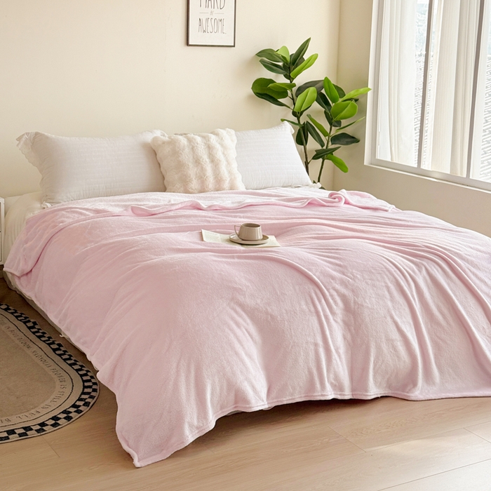 91家纺网 家纺一手货源 找家纺 卡琪曼 2025新款牛奶绒抗菌防螨毛毯毯子系列 樱花粉