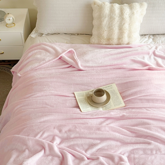 91家纺网 家纺一手货源 找家纺 卡琪曼 2025新款牛奶绒抗菌防螨毛毯毯子系列 樱花粉