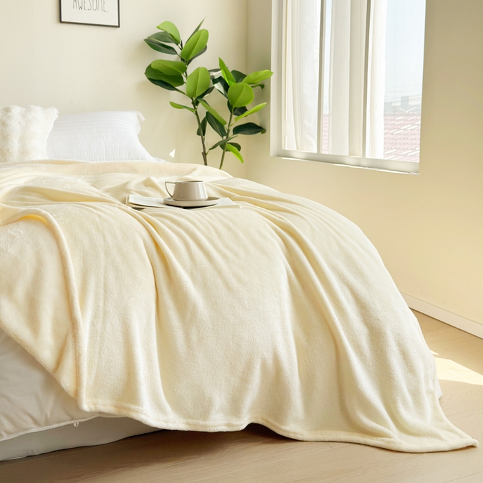 91家纺网 家纺一手货源 找家纺 卡琪曼 2025新款牛奶绒抗菌防螨毛毯毯子系列 透明黄