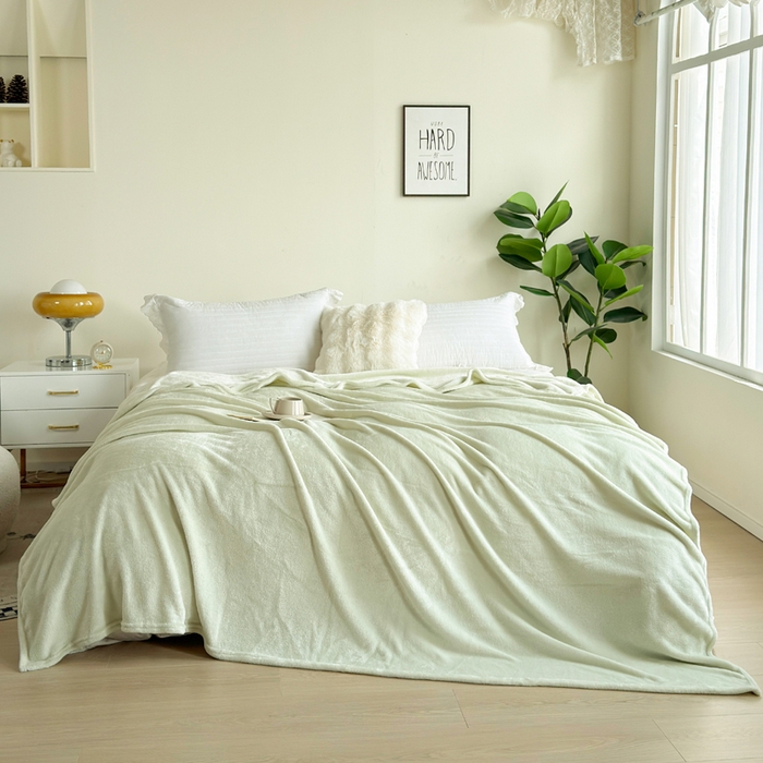 91家纺网 家纺一手货源 找家纺 卡琪曼 2025新款牛奶绒抗菌防螨毛毯毯子系列 森林绿