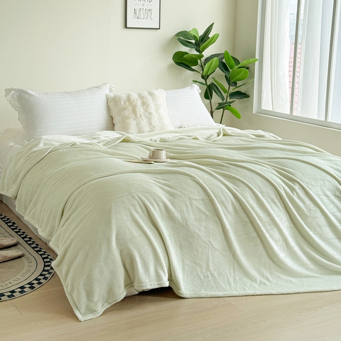 91家纺网 家纺一手货源 找家纺 卡琪曼 2025新款牛奶绒抗菌防螨毛毯毯子系列 森林绿