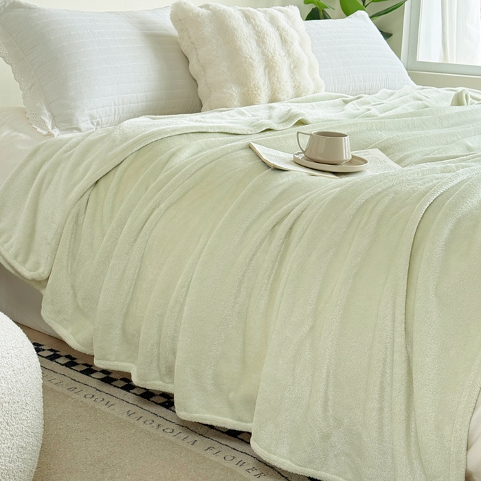 91家纺网 家纺一手货源 找家纺 卡琪曼 2025新款牛奶绒抗菌防螨毛毯毯子系列 森林绿