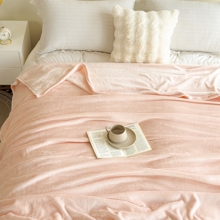 91家纺网 家纺一手货源 找家纺 卡琪曼 2025新款牛奶绒抗菌防螨毛毯毯子系列 蜜桃玉