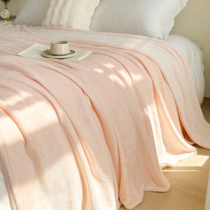 91家纺网 家纺一手货源 找家纺 卡琪曼 2025新款牛奶绒抗菌防螨毛毯毯子系列 蜜桃玉