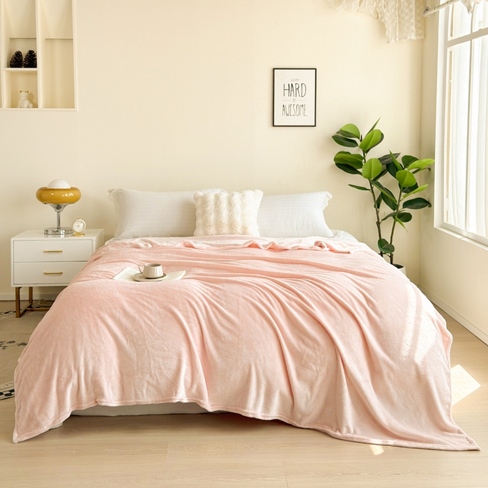 91家纺网 家纺一手货源 找家纺 卡琪曼 2025新款牛奶绒抗菌防螨毛毯毯子系列 蜜桃玉